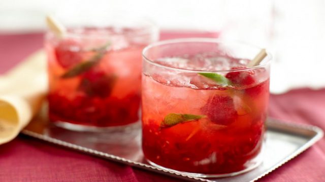 Raspberry cocktail recipe | Raspberry caipirinha