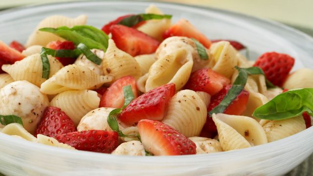 Aardbei salade recept met pasta